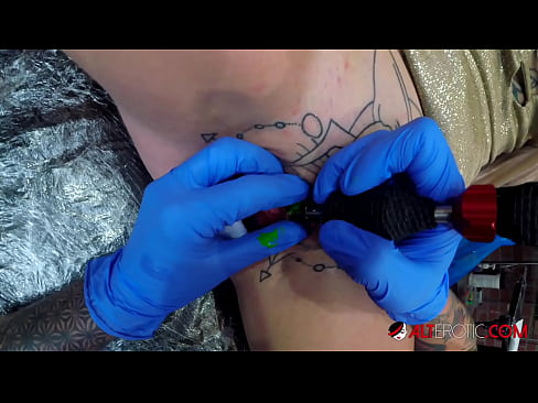❤️ Estremamente tatuato hottie Sully Savage ottenuto un tatuaggio sul suo clitoride ️ Porno fbal it.sex-porntube.ru ❌️